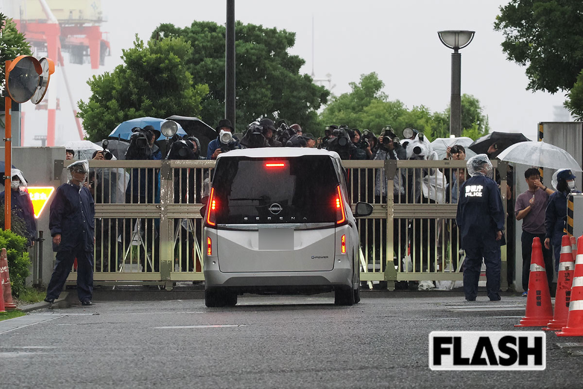 9月20日、留置されていた東京湾岸警察署から送検された猪俣周杜容疑者の乗った車に集まる報道陣(写真・梅基展央)