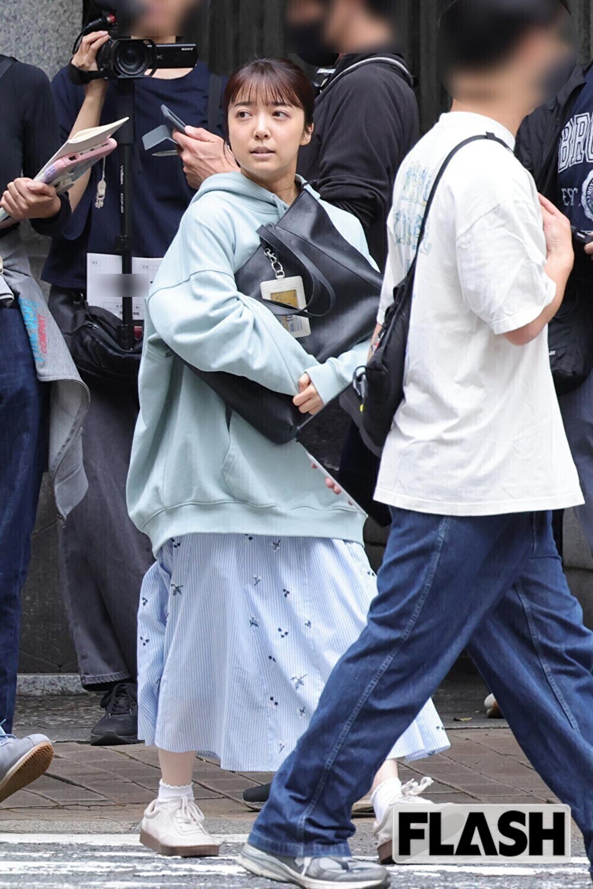 10月ドラマのロケをする上白石萌音