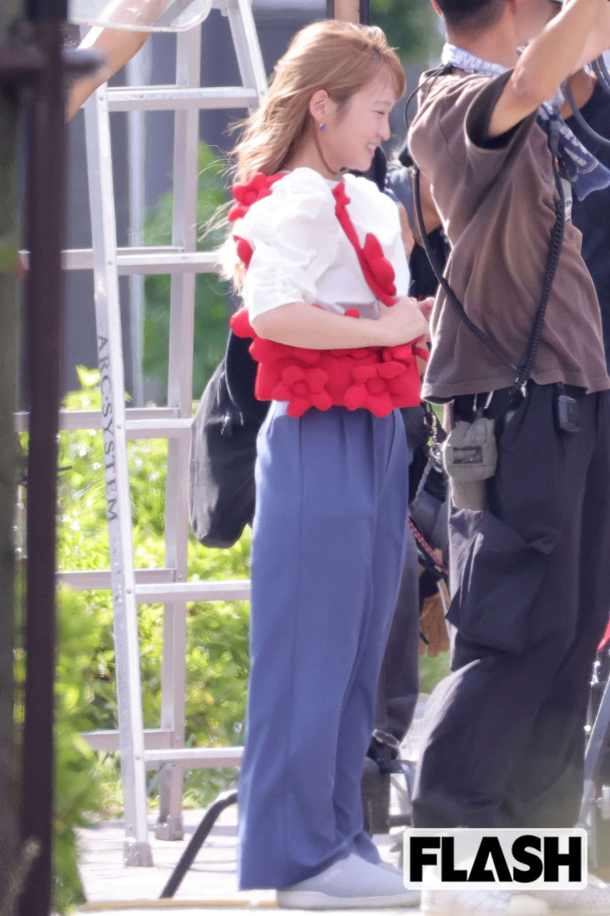 撮影の合間も笑みを絶やさない川栄李奈