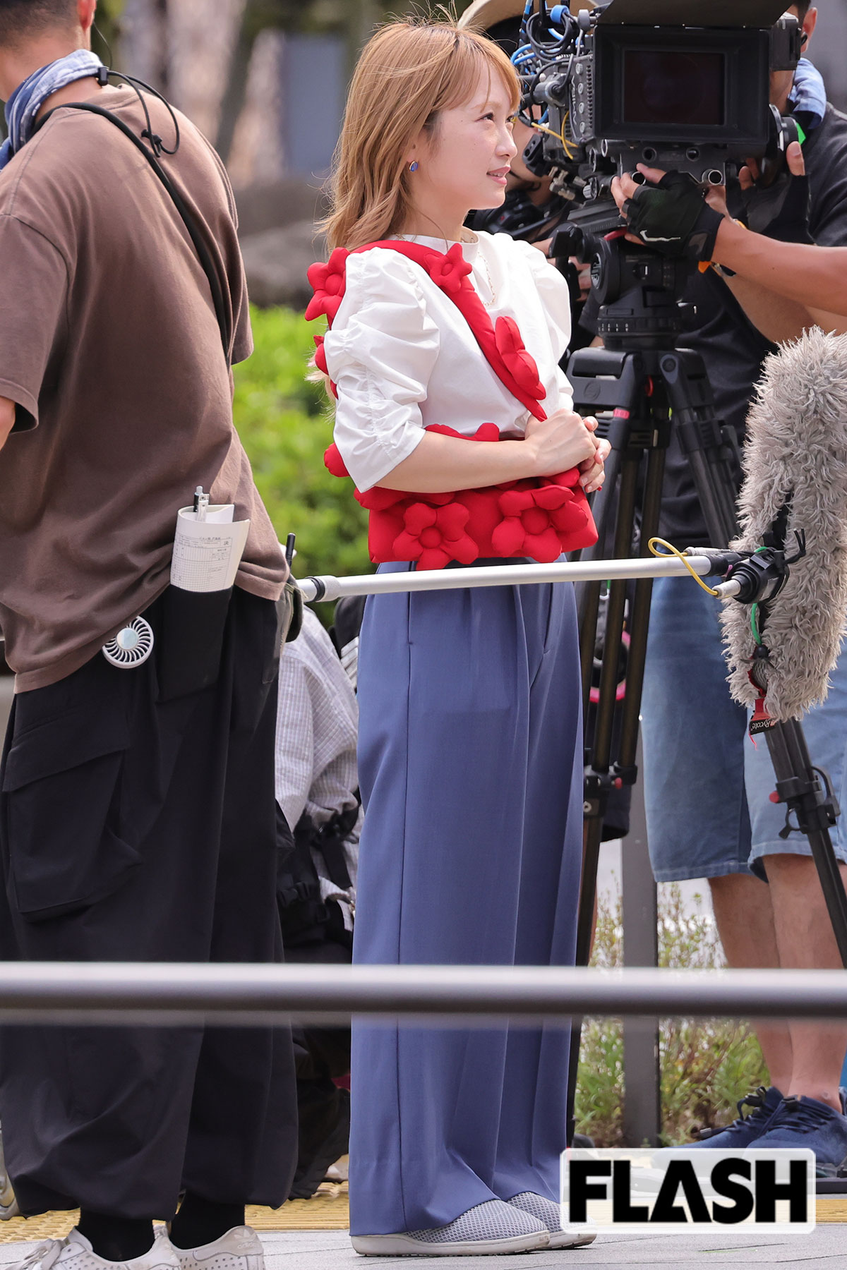 ドラマ『フェイクマミー』の撮影をする川栄李奈