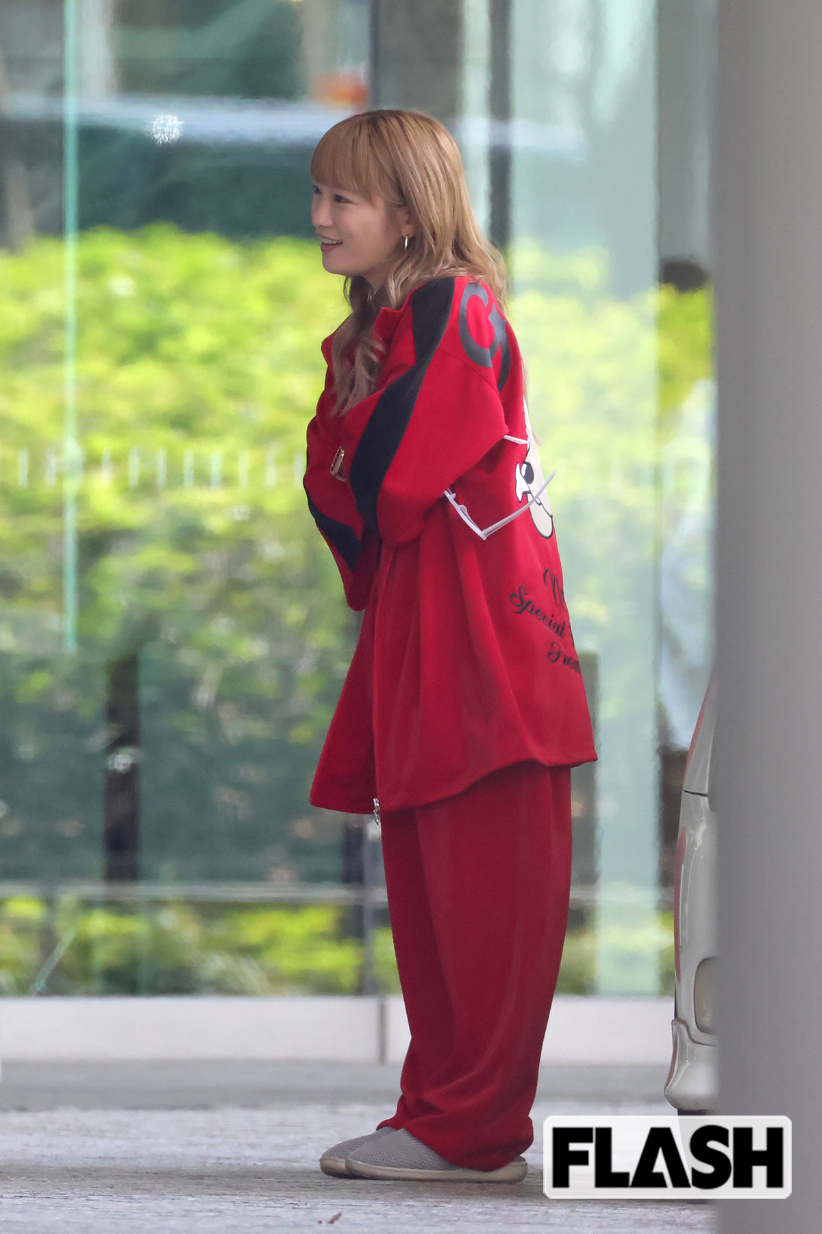 真っ赤なヤンキー服を来たヤンママ姿の川栄李奈