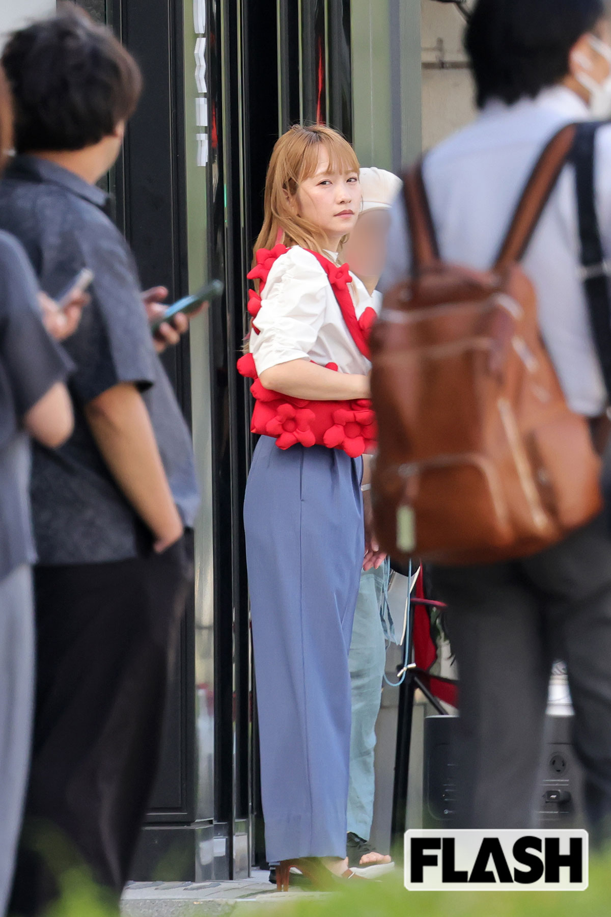 おしゃれな赤いバッグを持つ川栄李奈