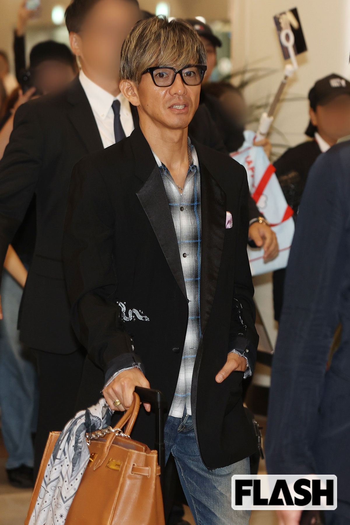 韓国に登場した木村拓哉。詰めかけたファンが「キャー!」と叫んだ。片手にはエルメスのバーキンが