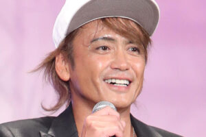 【金髪10：0分け＆舌ペロ】諸星和己、56歳の“イケイケ”ファンサ！あの盛り髪が再び