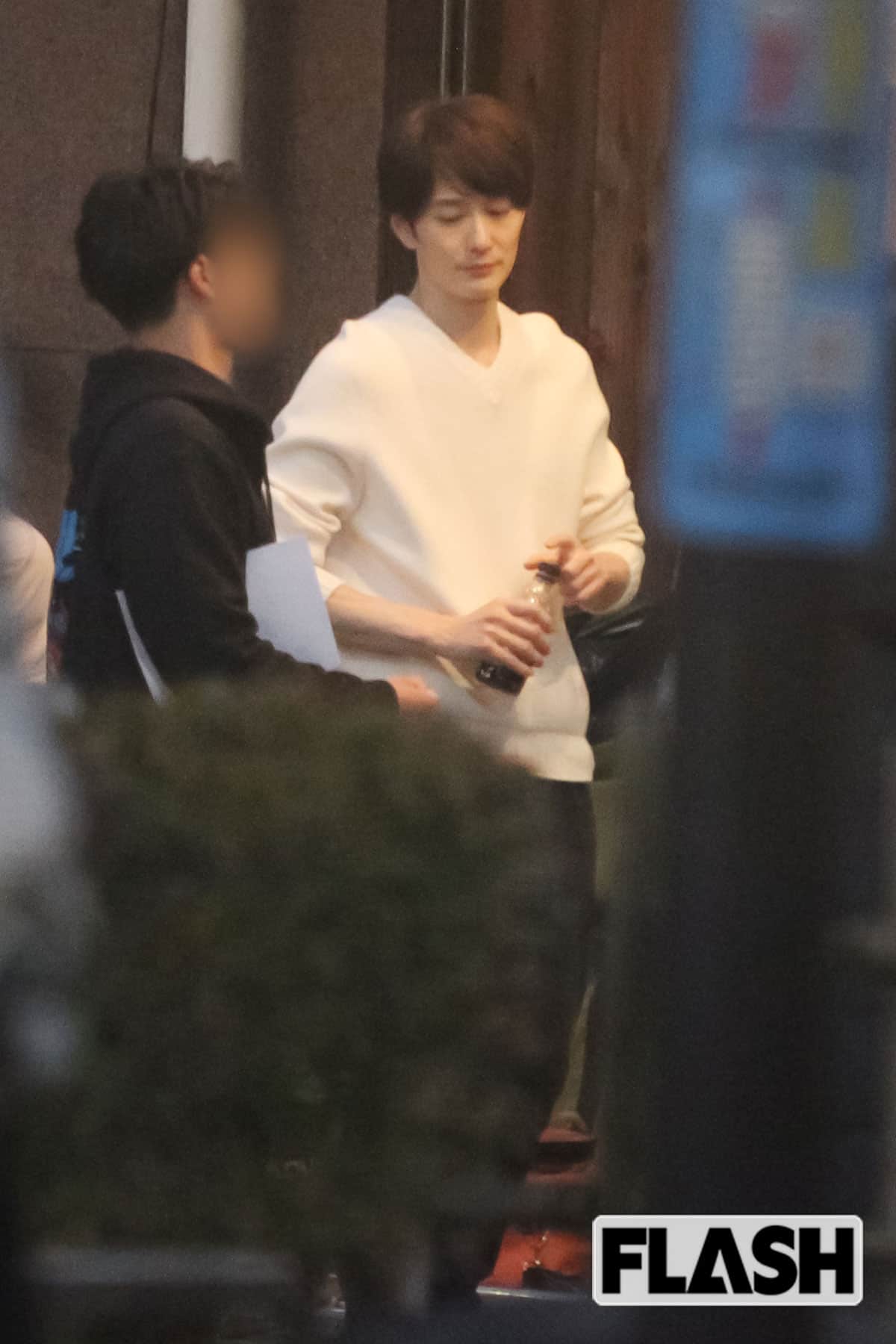 岡田の姿を一目見ようと多くのファンが立ち止まった
