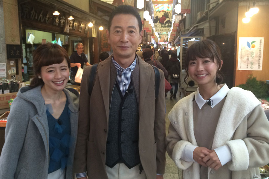 旅番組『おとな旅あるき旅』のレギュラー陣。右からタレントの小塚舞子、俳優・三田村邦彦、鉄道好きタレントの斉藤雪乃