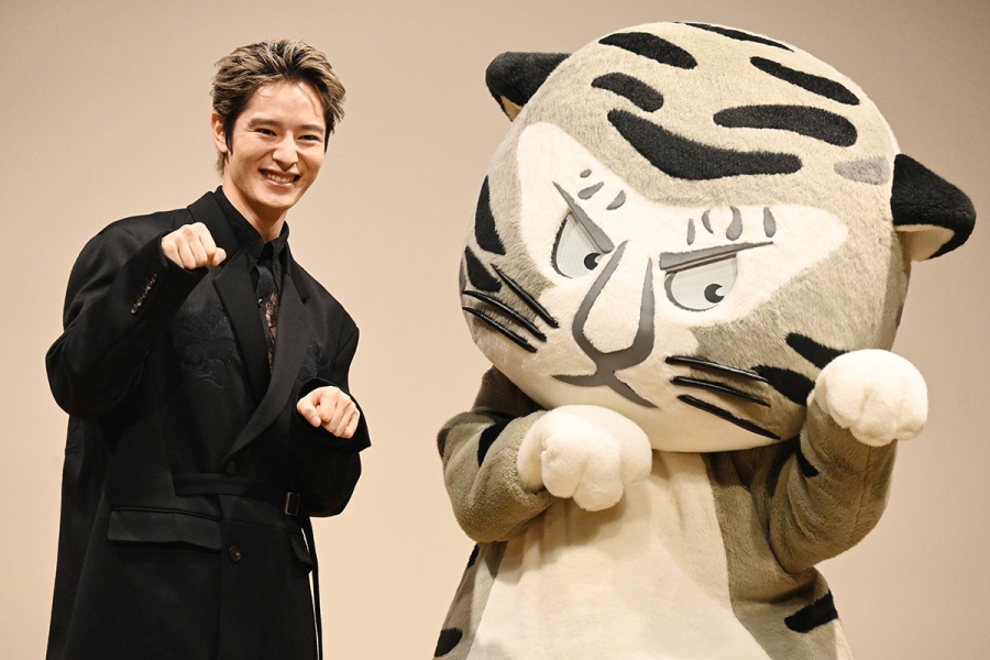 京都国立博物館公式キャラクターのトラりんに笑顔になる塩野瑛久（10月5日・京都市内）