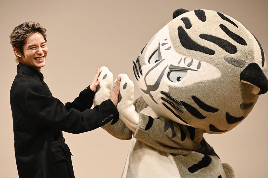 京都国立博物館公式キャラクターのトラりんに笑顔になる塩野瑛久（10月5日・京都市内）