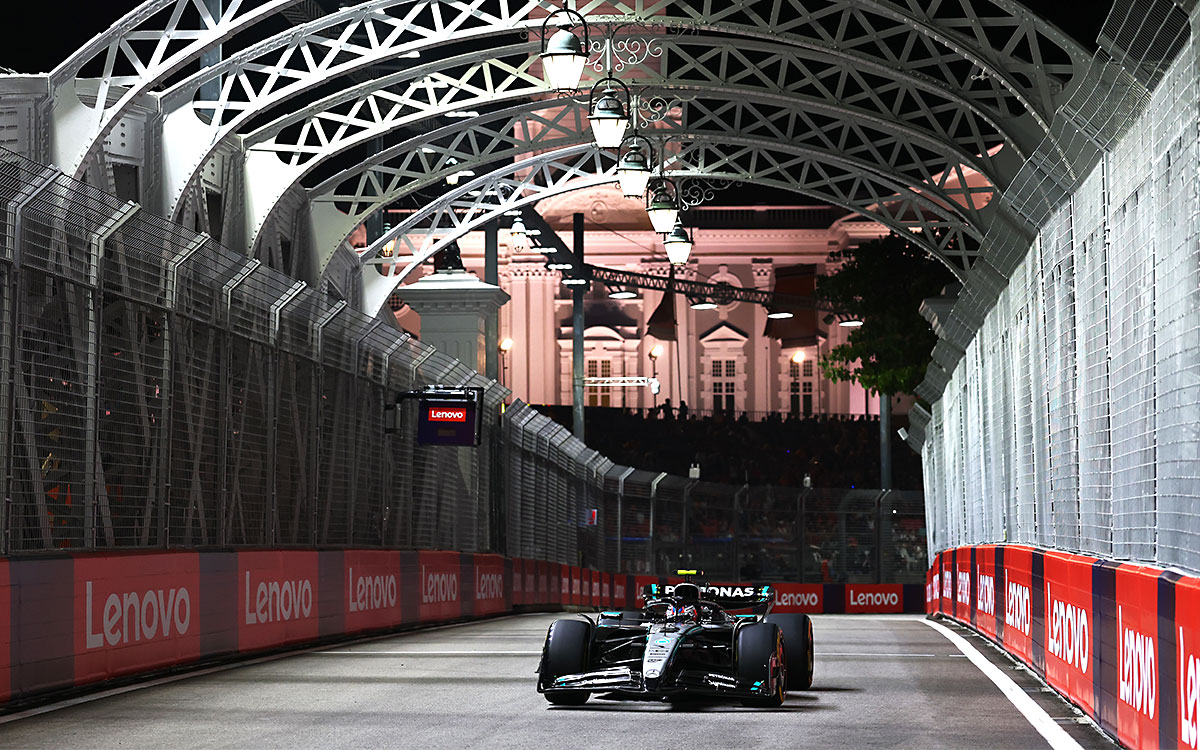 2025年F1第18戦シンガポールGPの予選でマリーナベイ市街地コースを走行するメルセデス、2025年10月4日