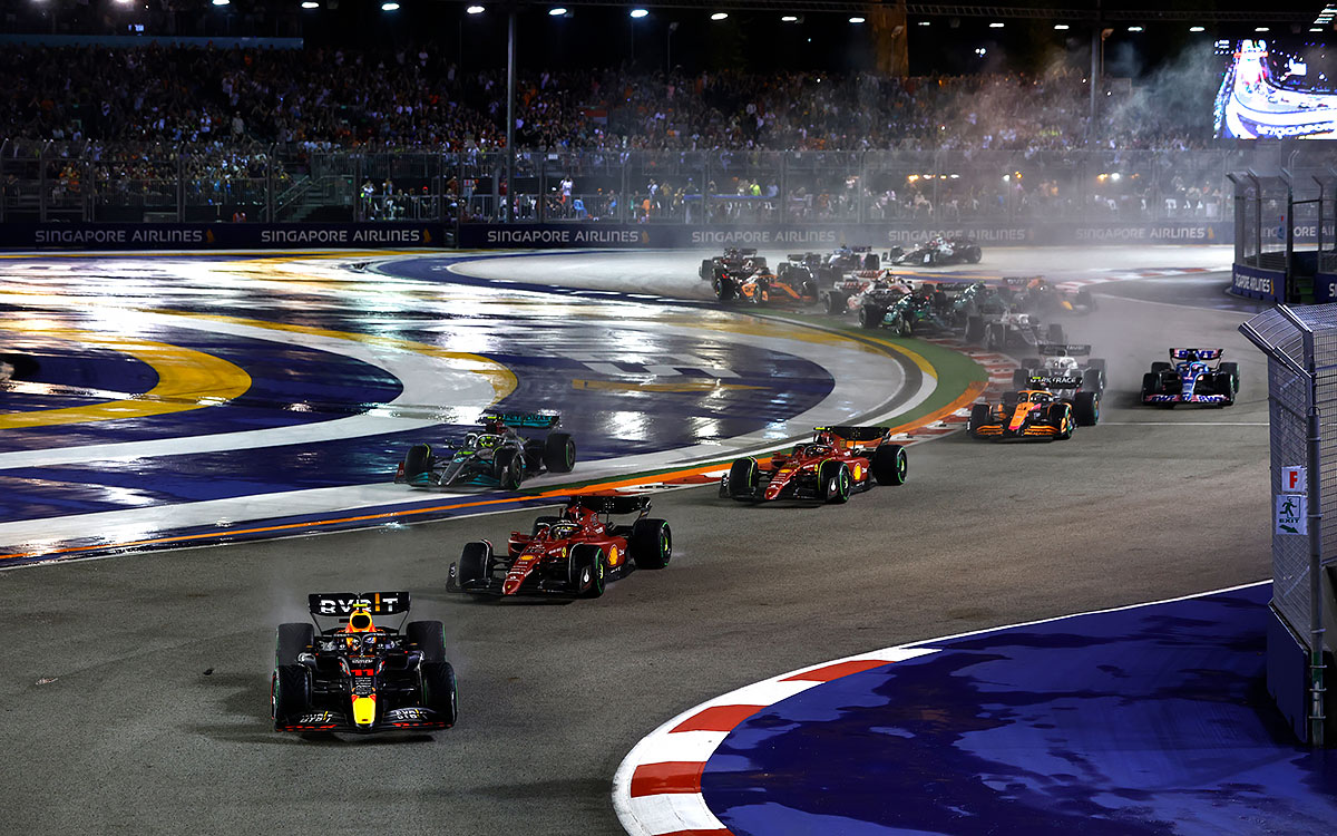 F1シンガポールGP決勝レース1周目のターン1・2、2022年10月2日マリーナベイ市街地コースにて
