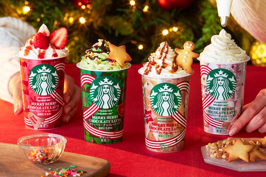 フルーツやクッキーを添えて、自分だけのアレンジを楽しむのがおすすめの新商品「スターバックス DELIGHT ME メリーベリーチョコレートラテ」
