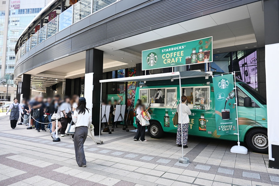 「ヨドバシカメラマルチメディア梅田」1F南東入口前で開催されている『スターバックス コーヒークラフト キャラバン』の様子（2026年6月10日・13時頃／Lmaga.jp撮影）