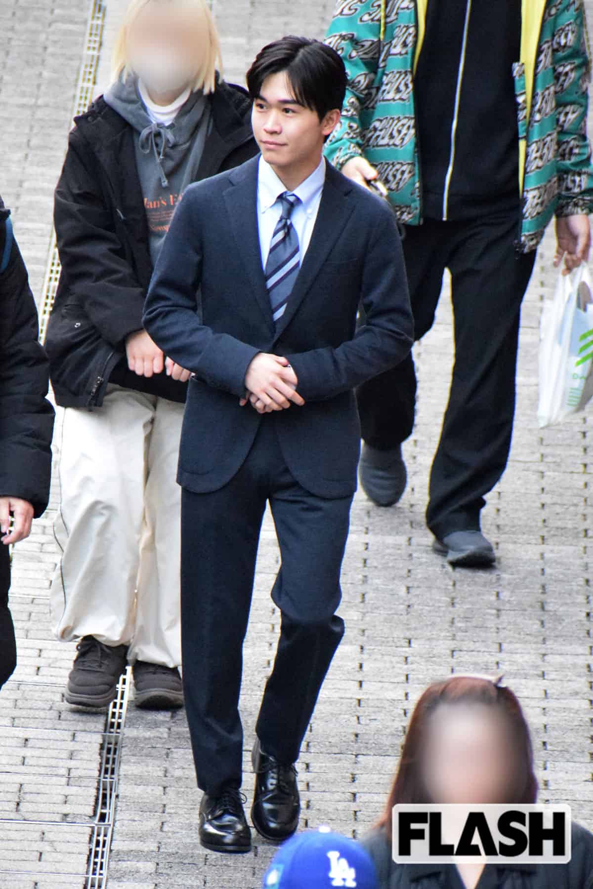 両手を合わせる鈴木福