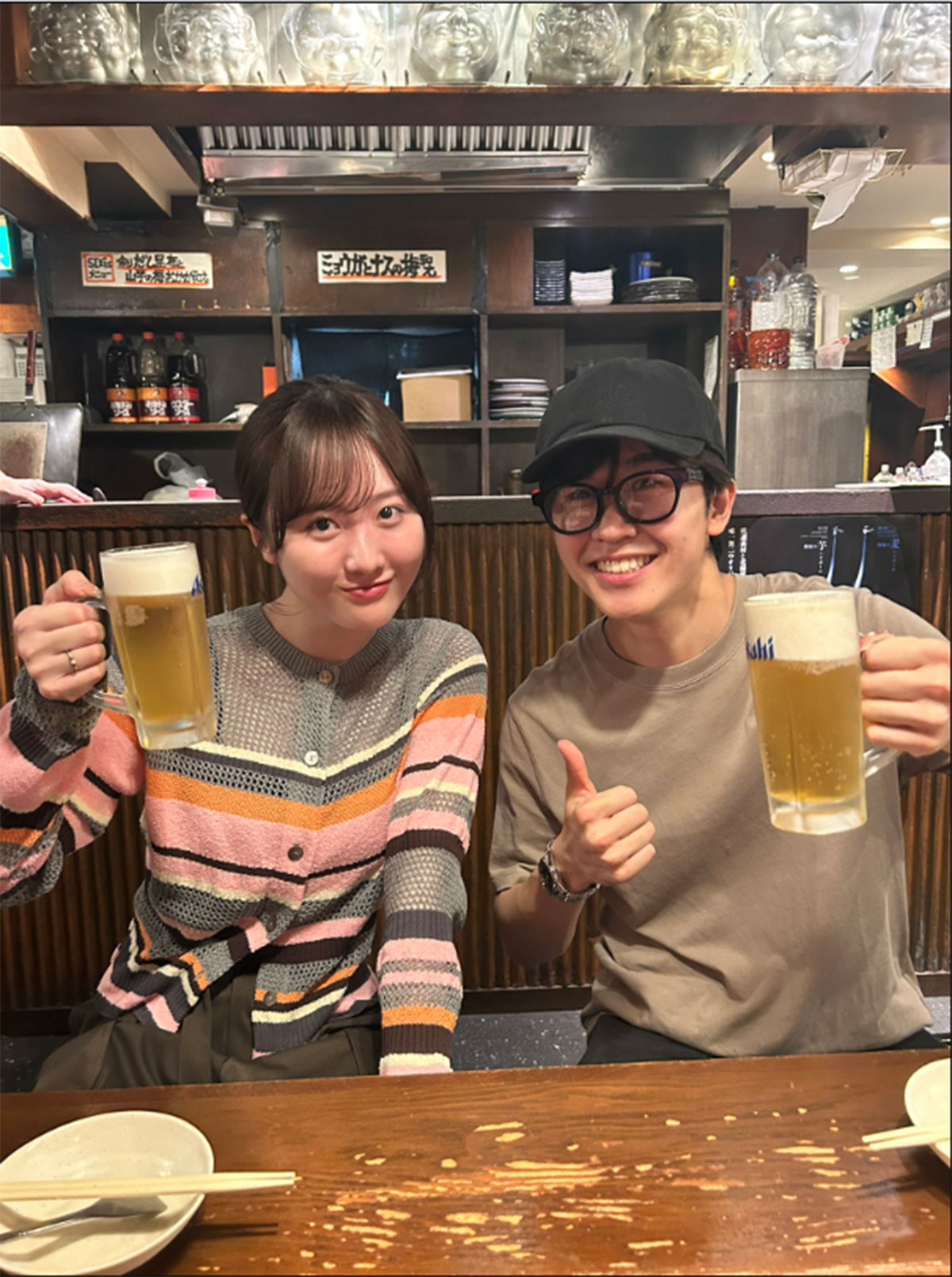 2026年3月30日、本田望結（左）らとビール片手に居酒屋で食事する鈴木福（写真・福田雄一氏のX「@fukuda_u1」より）