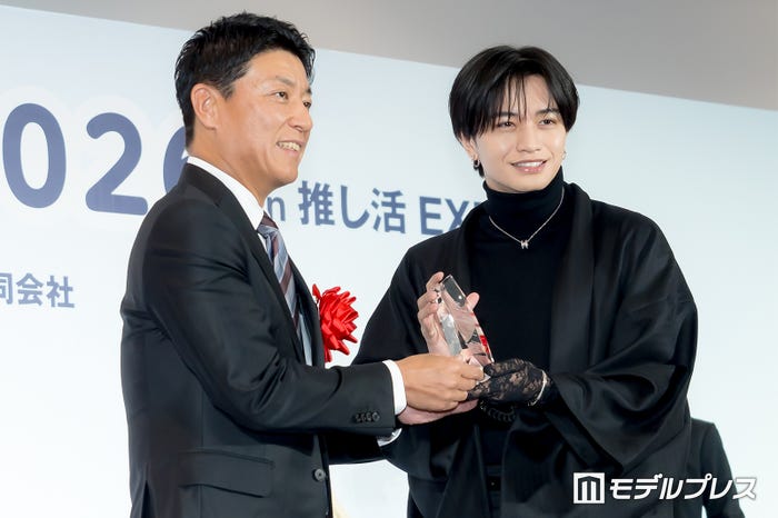 （右）中島健人（C）モデルプレス