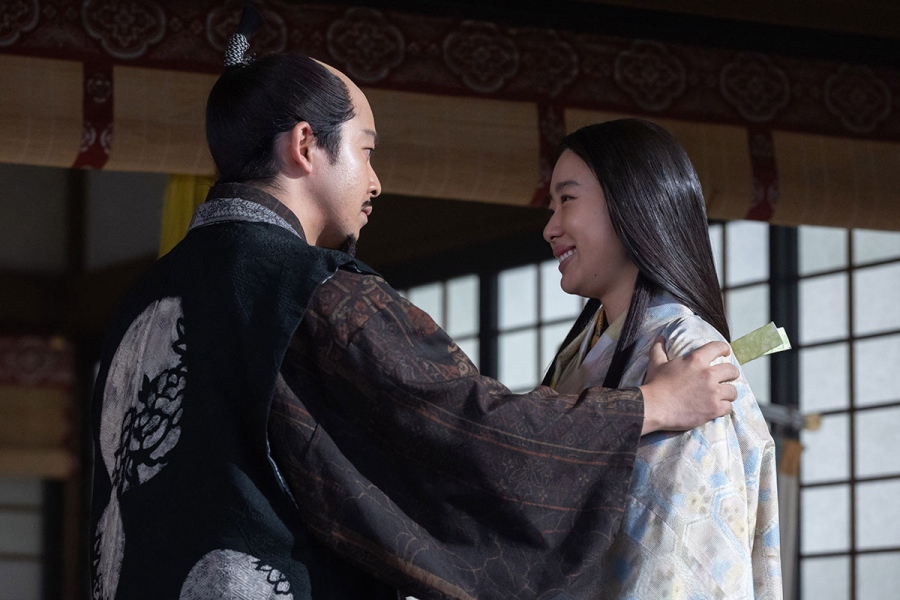 『豊臣兄弟！』第40回より。あさひ（倉沢杏菜）の肩に手を置く秀長（仲野太賀）(C)NHK