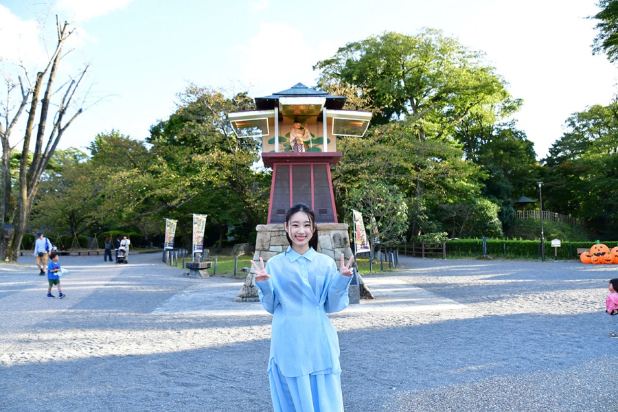 家康公からくり時計と。『豊臣兄弟！』あさひ役・倉沢杏菜　(C)NHK