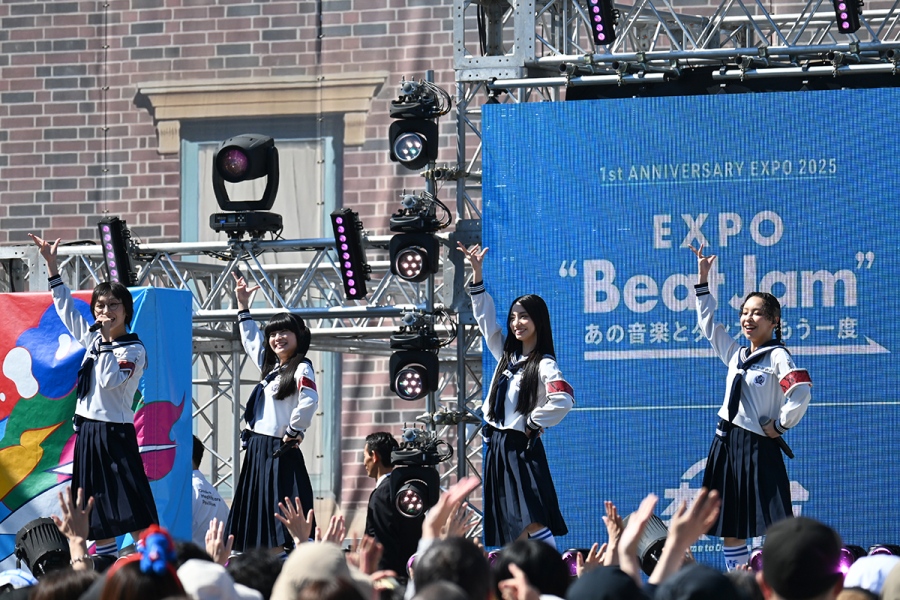 『“EXPO Beat Jam”』に出演した新しい学校のリーダーズ。左からSUZUKA、MIZYU、KANON、RIN（10月13日・USJ／Lmaga.jp撮影）