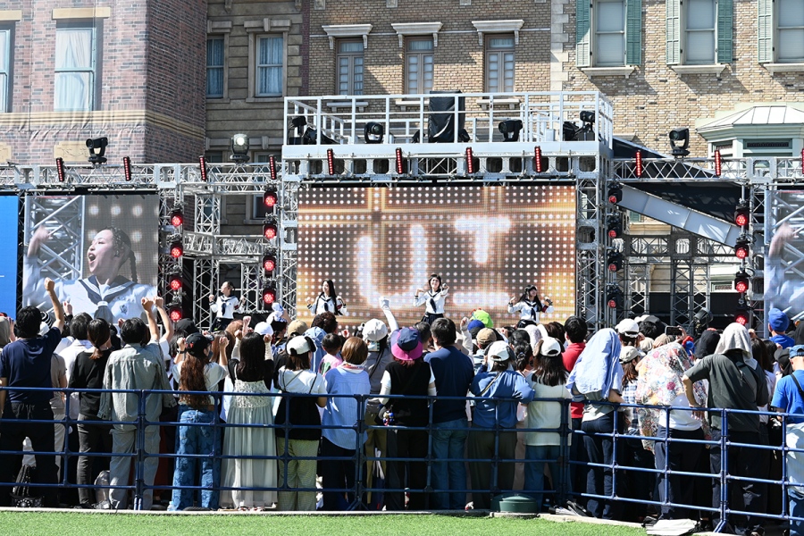 『“EXPO Beat Jam”』に出演した新しい学校のリーダーズ（10月13日・USJ／Lmaga.jp撮影）