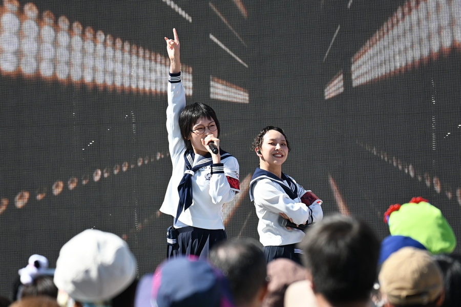 左から『“EXPO Beat Jam”』に出演した新しい学校のリーダーズ・SUZUKA、RIN（10月13日・USJ／Lmaga.jp撮影）