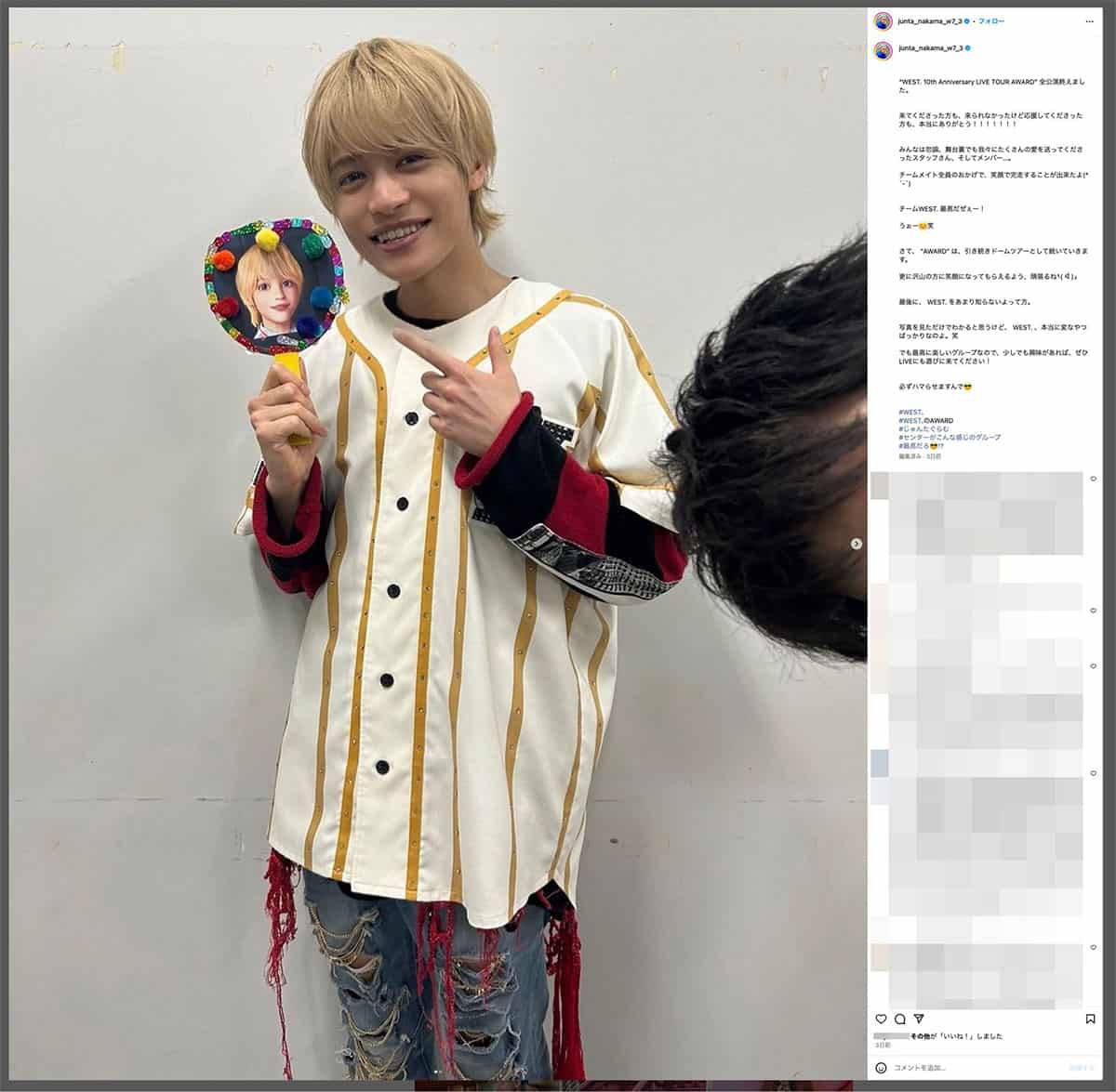 自身のイラストが入ったうちわを持つ中間淳太（中間淳太のInstagramより）