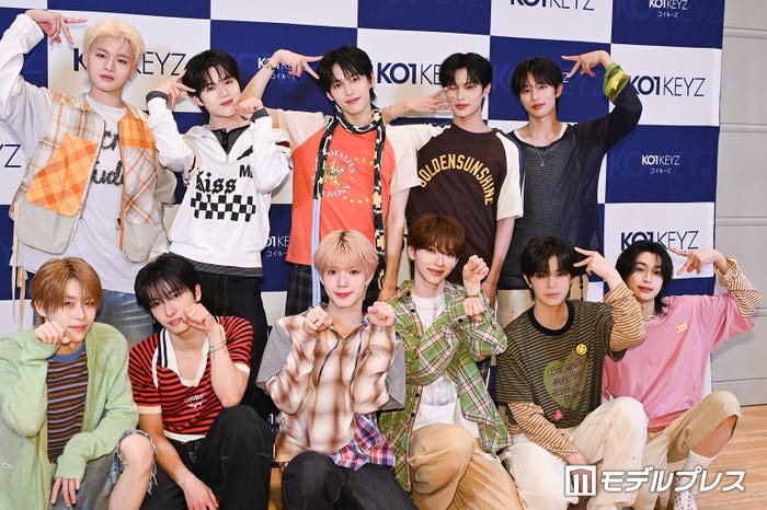 KO1KEYZ（後列）RYUJI、ISSA、SHINHAENG、YURA、RYOGA（前列）TOWA、SIYOUNG、YOSHIKI、DAIKI、KOSUKE、KEITO（C）モデルプレス