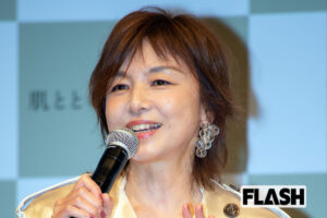山口智子、近影公開での“印象変化”に困惑する人も…「いちばんの美容法は旅」還暦超えの“ブロンドヘア”で貫くマイペースぶり