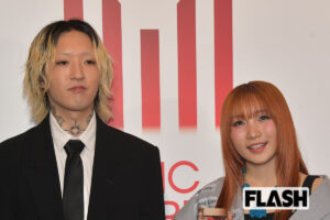YOASOBI　ikuraが8年ぶり路上ライブ開催も、ファンが心配する“札幌ドームチケット”売れ残り…地元銘菓とコラボ＆直筆サインで決死宣伝も“壁”に直面