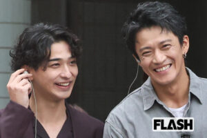 横浜流星＆小栗旬を赤坂でキャッチ！　リハで笑顔の2人に修学旅行生も大はしゃぎ