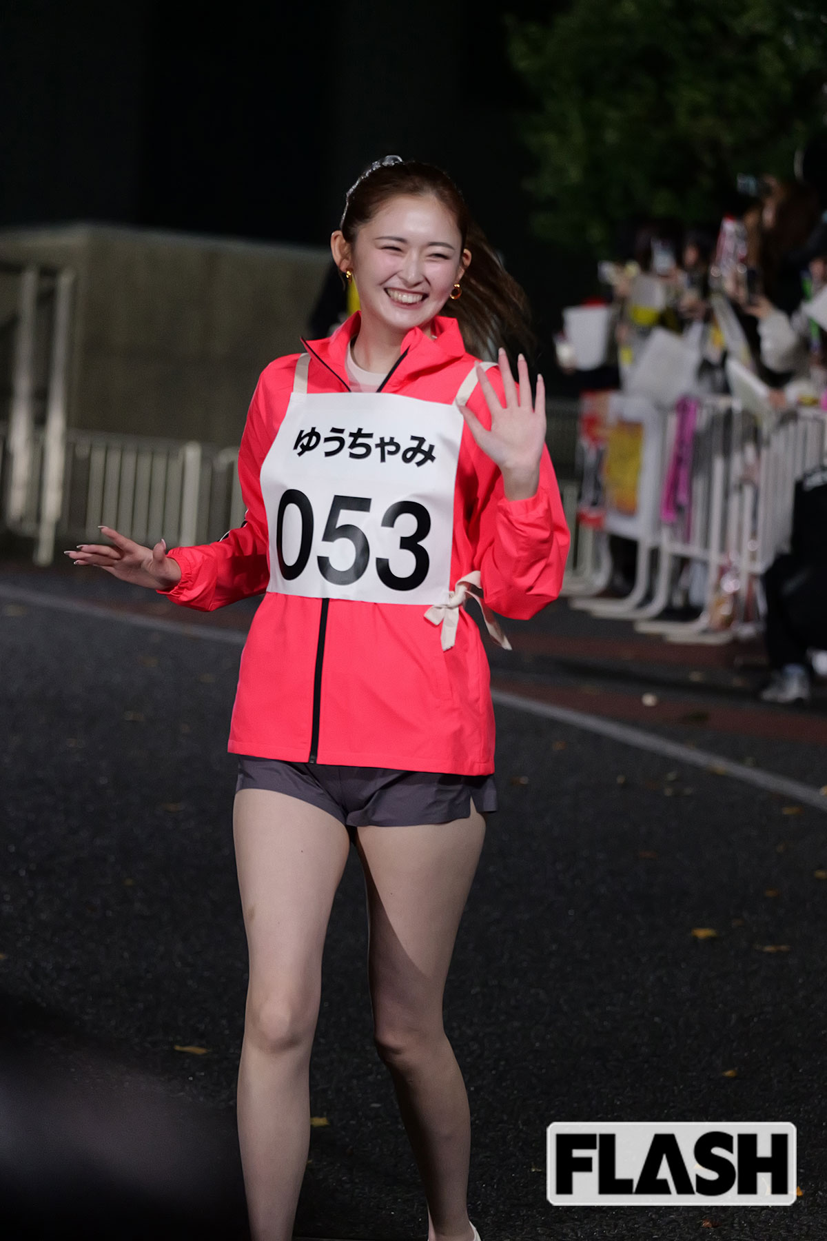笑顔で手を振りながら走るゆうちゃみ