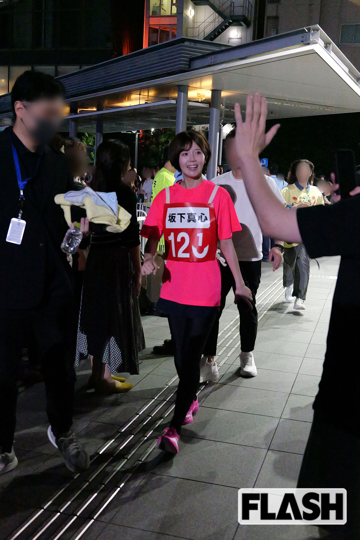 笑顔で歩く坂下真心