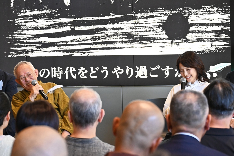 左から、『もののけ姫』トークをする鈴木敏夫、石田ゆり子（10月2日・京都市京セラ美術館／Lmaga.jp撮影）